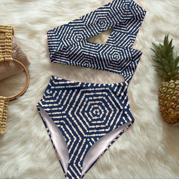 Averie Dilla Cut-out One Piece size M NWT - Picture 4 of 9